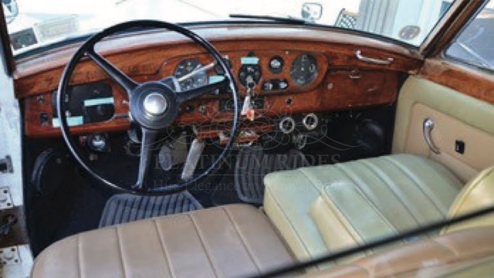 Rolls Royce Vintage Interior 01